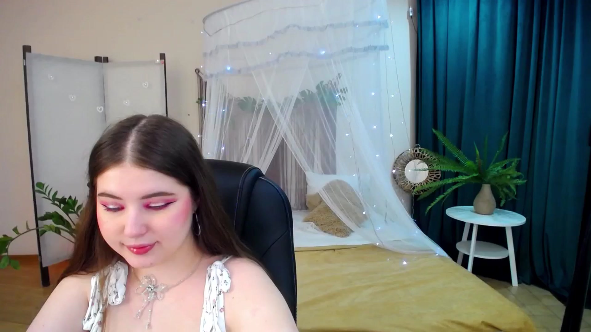 Gallery image thumbnail from AdmireMyEyes's myfreecams stream on, 04/22/2025, 21:20 image 4 of 20