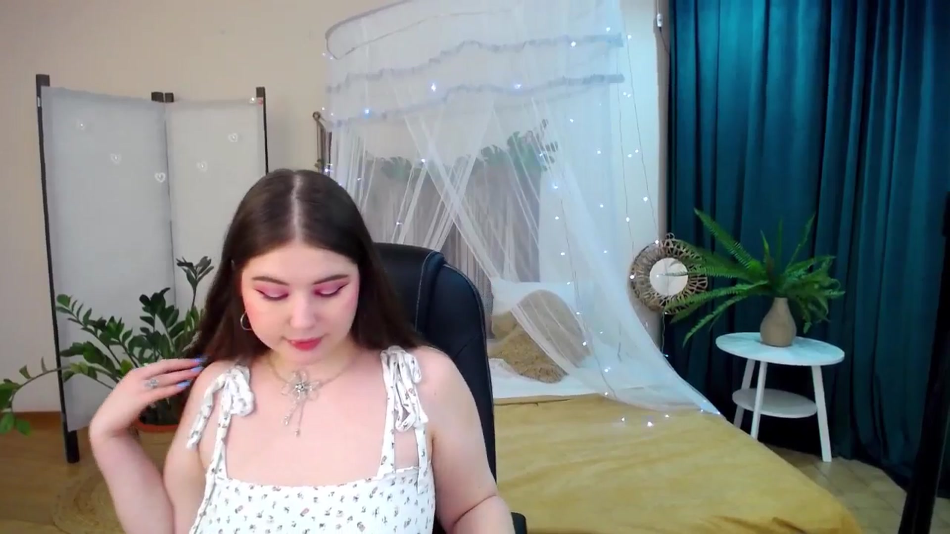 Gallery image thumbnail from AdmireMyEyes's myfreecams stream on, 04/22/2025, 21:20 image 9 of 20