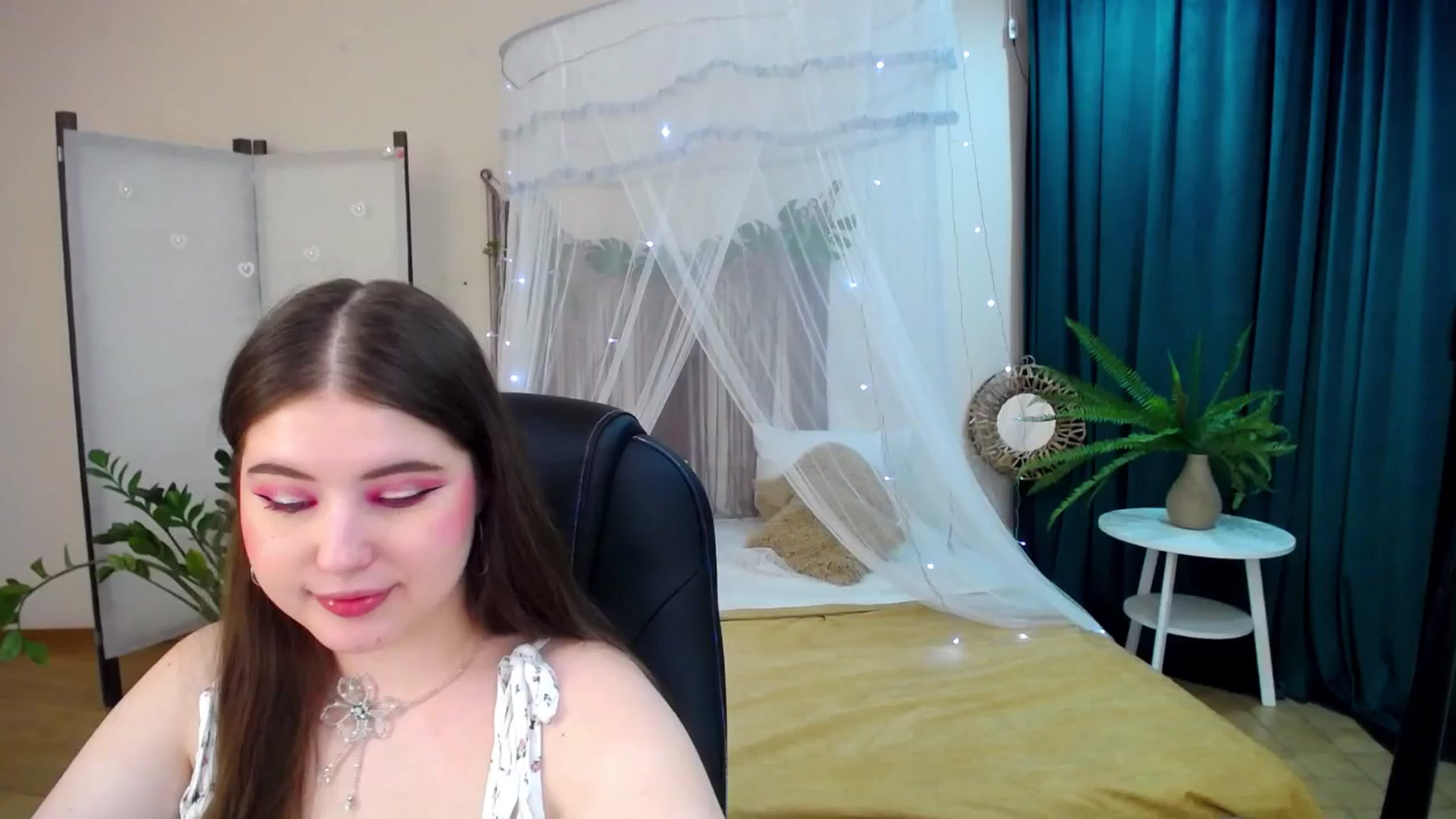 Gallery image thumbnail from AdmireMyEyes's myfreecams stream on, 04/22/2025, 21:20 image 6 of 20