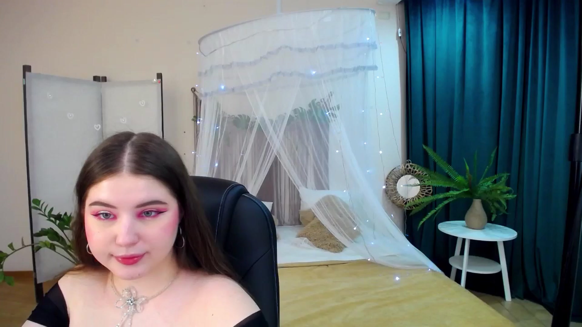 Gallery image thumbnail from AdmireMyEyes's myfreecams stream on, 04/22/2025, 21:20 image 18 of 20