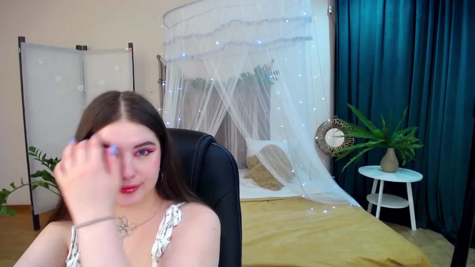 Gallery image thumbnail from AdmireMyEyes's myfreecams stream on, 04/22/2025, 21:20 image 3 of 20