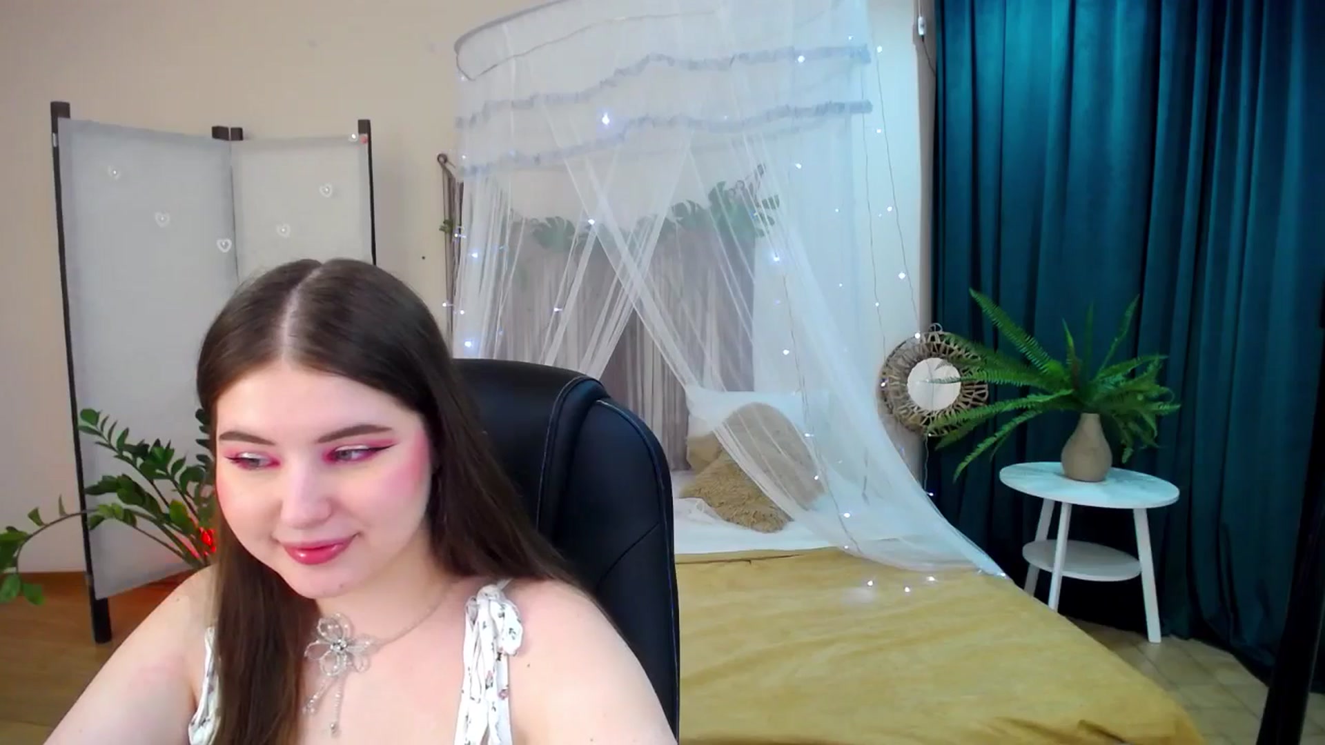 Gallery image thumbnail from AdmireMyEyes's myfreecams stream on, 04/22/2025, 21:20 image 7 of 20