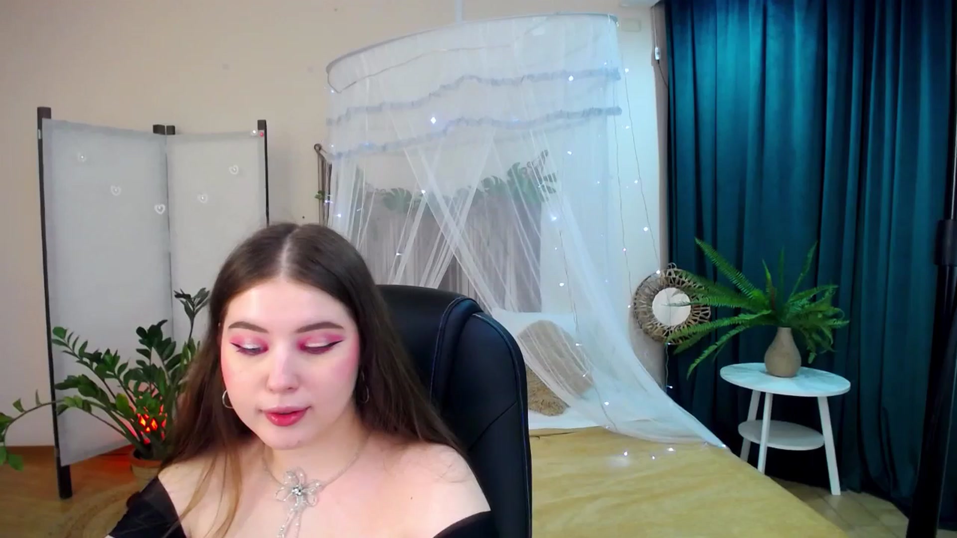 Gallery image thumbnail from AdmireMyEyes's myfreecams stream on, 04/22/2025, 21:20 image 17 of 20