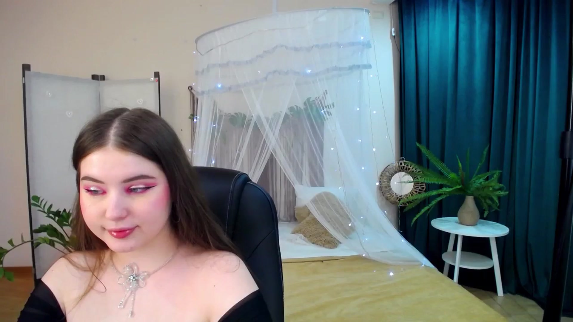 Gallery image thumbnail from AdmireMyEyes's myfreecams stream on, 04/22/2025, 21:20 image 16 of 20