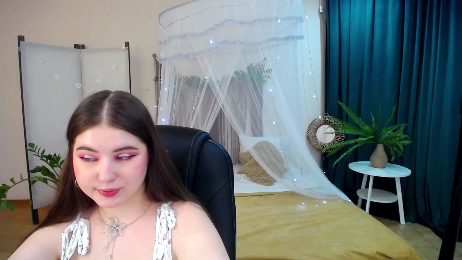 Gallery image thumbnail from AdmireMyEyes's myfreecams stream on, 04/22/2025, 21:20 image 8 of 20