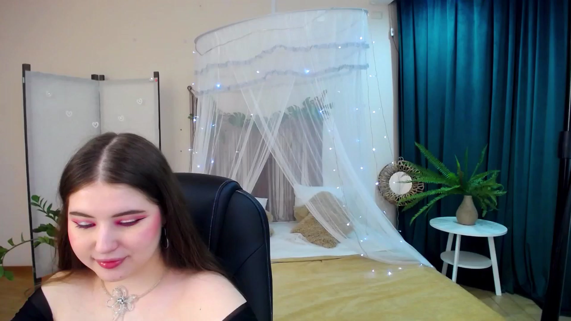 Gallery image thumbnail from AdmireMyEyes's myfreecams stream on, 04/22/2025, 21:20 image 19 of 20