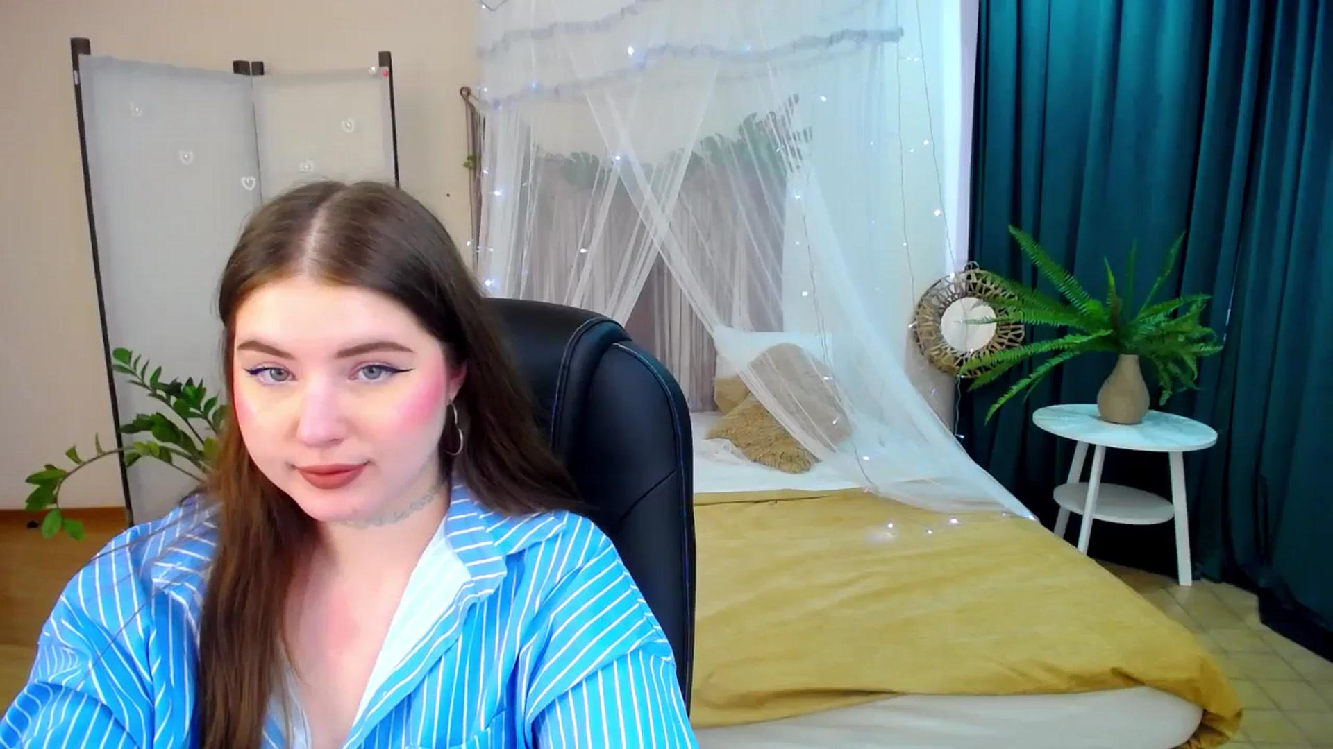 Gallery image thumbnail from AdmireMyEyes's myfreecams stream on, 04/24/2025, 07:47 image 2 of 20