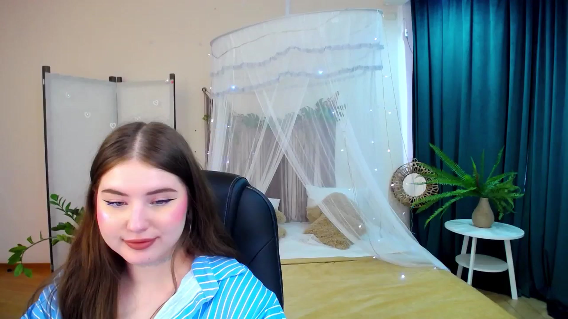 Gallery image thumbnail from AdmireMyEyes's myfreecams stream on, 04/24/2025, 08:41 image 19 of 20