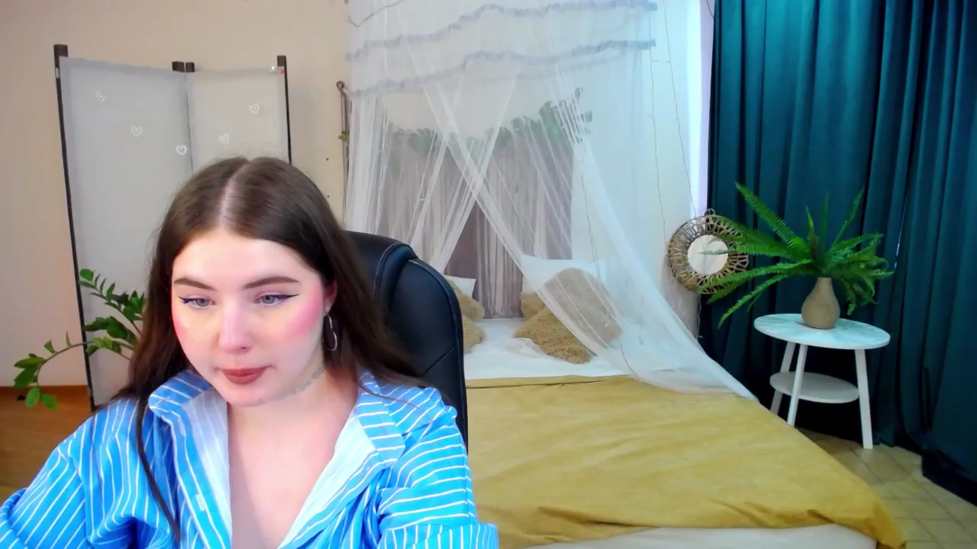 Gallery image thumbnail from AdmireMyEyes's myfreecams stream on, 04/24/2025, 08:41 image 9 of 20