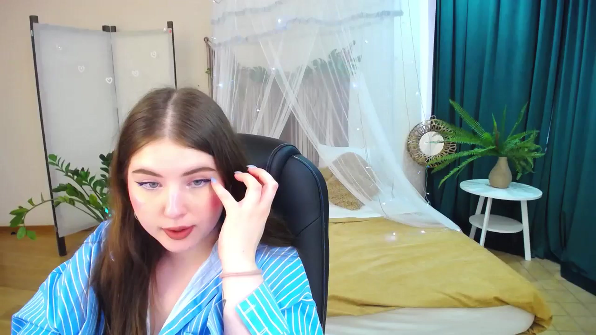 Gallery image thumbnail from AdmireMyEyes's myfreecams stream on, 04/24/2025, 09:46 image 7 of 20