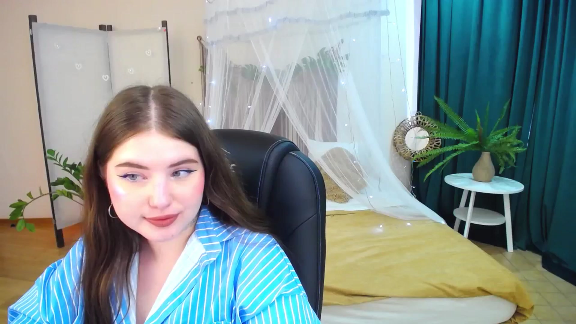 Gallery image thumbnail from AdmireMyEyes's myfreecams stream on, 04/24/2025, 09:46 image 4 of 20
