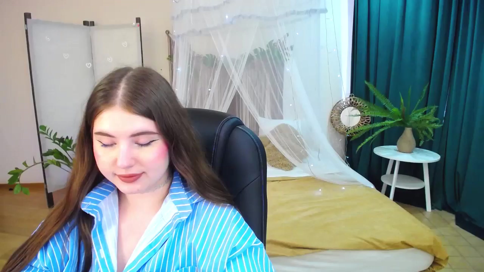 Gallery image thumbnail from AdmireMyEyes's myfreecams stream on, 04/24/2025, 09:46 image 9 of 20