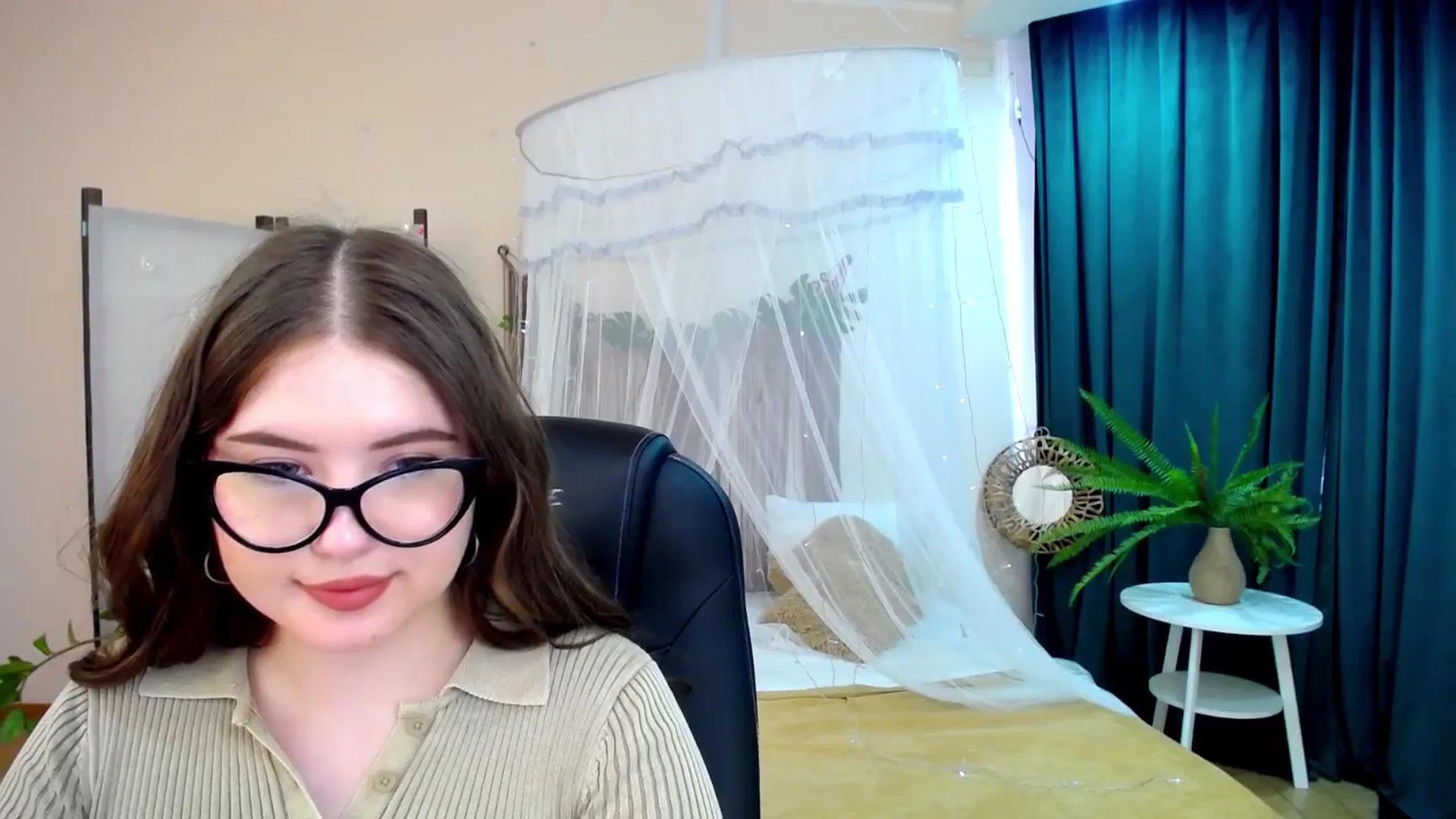 Gallery image thumbnail from AdmireMyEyes's myfreecams stream on, 04/26/2025, 09:17 image 19 of 20