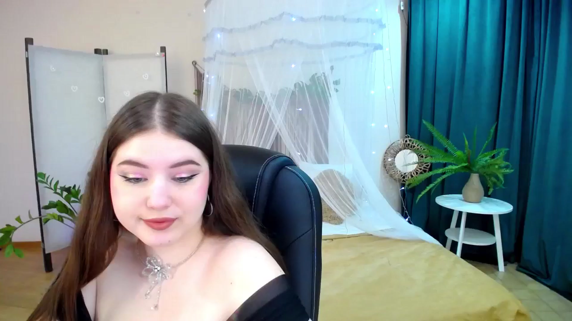 Gallery image thumbnail from AdmireMyEyes's myfreecams stream on, 04/27/2025, 19:03 image 12 of 20