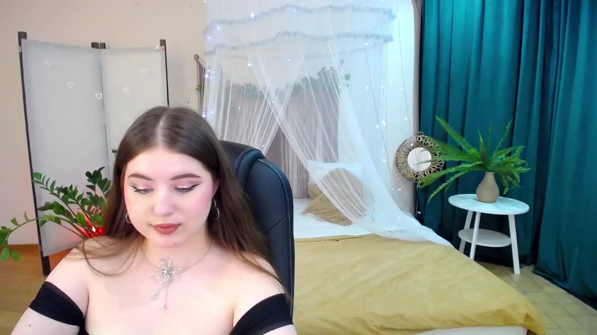 Gallery image thumbnail from AdmireMyEyes's myfreecams stream on, 04/28/2025, 01:03 image 5 of 20