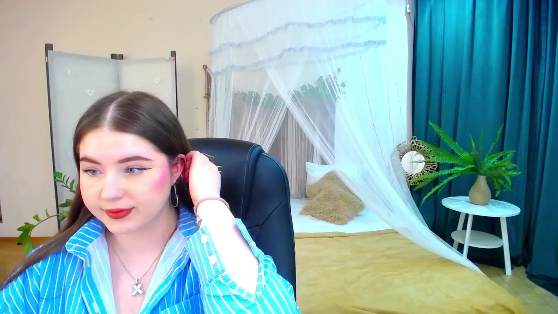 Gallery image thumbnail from AdmireMyEyes's myfreecams stream on, 05/06/2025, 06:32 image 8 of 20