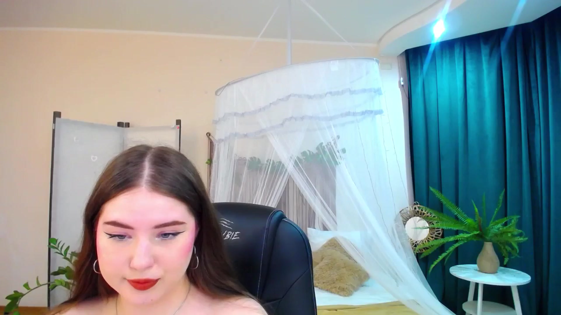 Gallery image thumbnail from AdmireMyEyes's myfreecams stream on, 05/06/2025, 08:28 image 18 of 20
