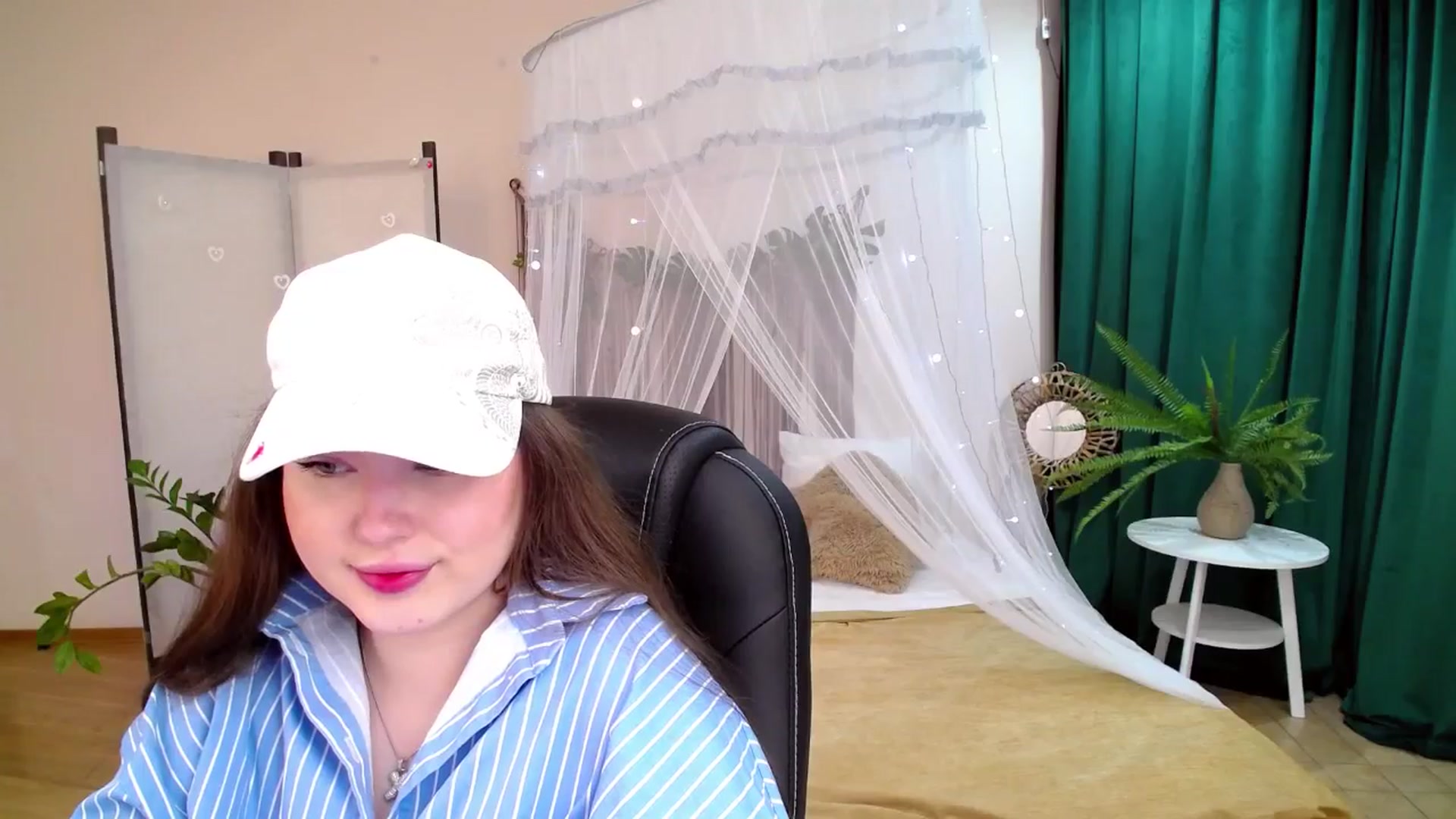 Gallery image thumbnail from AdmireMyEyes's myfreecams stream on, 05/07/2025, 19:31 image 10 of 20