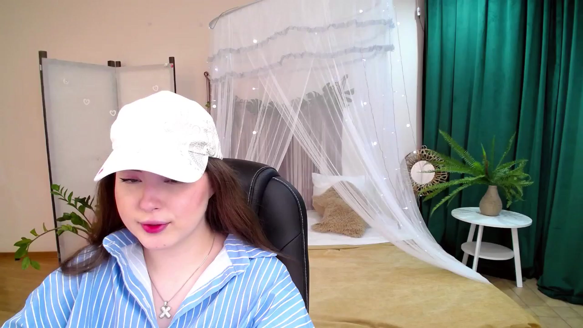 Gallery image thumbnail from AdmireMyEyes's myfreecams stream on, 05/07/2025, 19:31 image 7 of 20