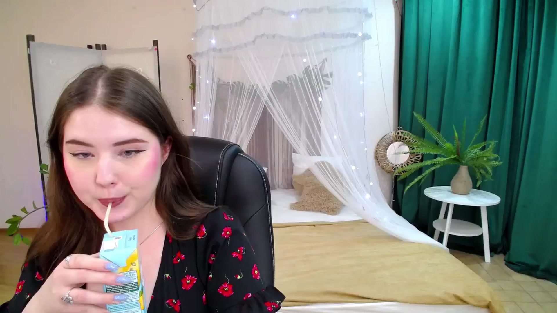 Gallery image thumbnail from AdmireMyEyes's myfreecams stream on, 05/09/2025, 01:06 image 18 of 20
