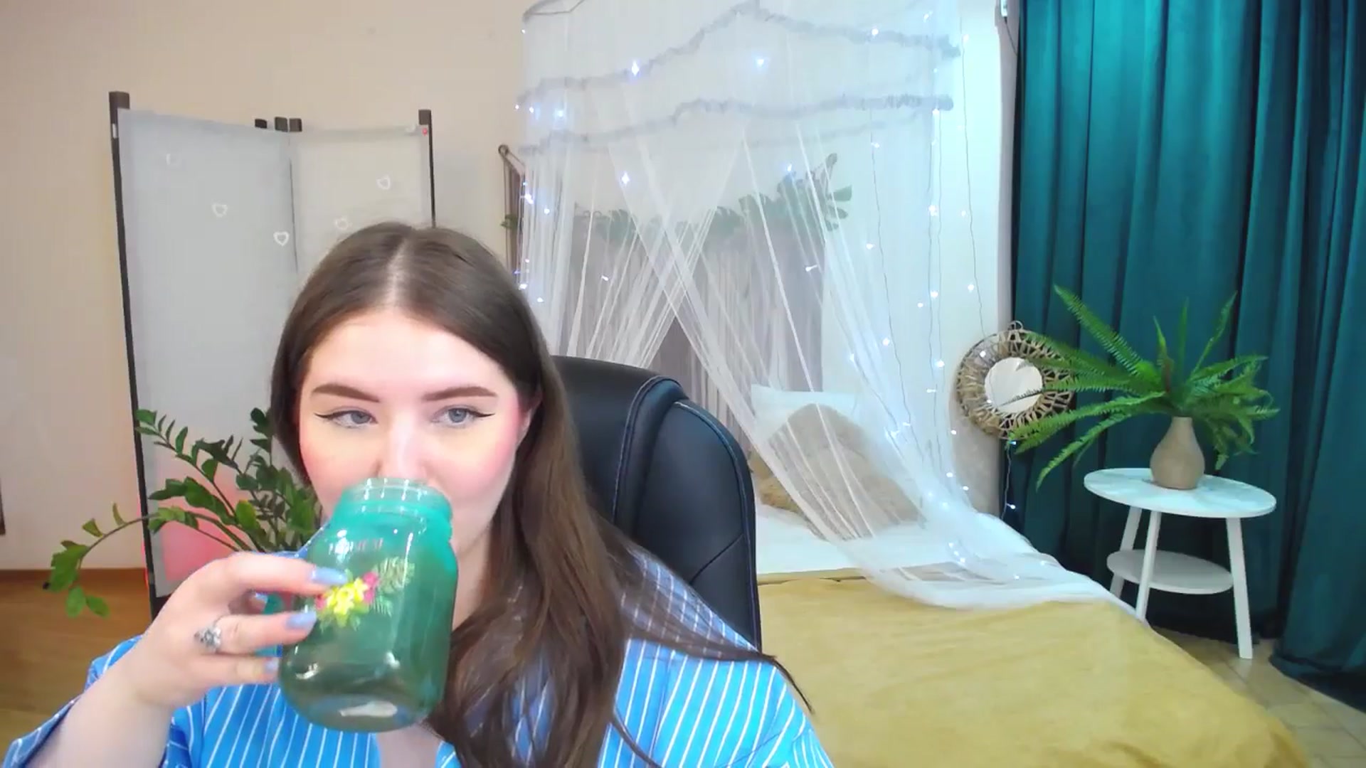 Gallery image thumbnail from AdmireMyEyes's myfreecams stream on, 05/15/2025, 08:38 image 2 of 20