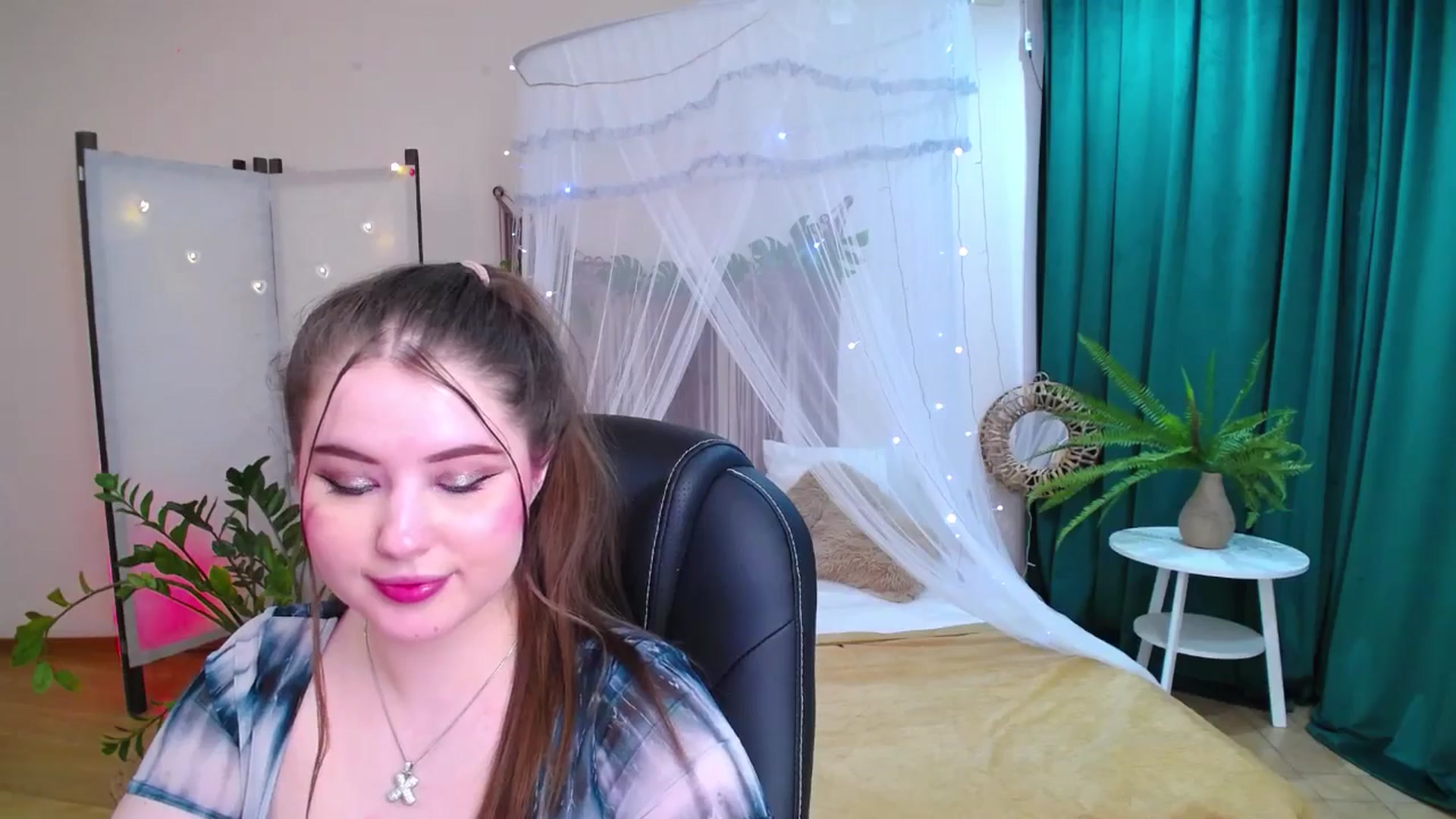 Gallery image thumbnail from AdmireMyEyes's myfreecams stream on, 05/20/2025, 08:58 image 16 of 20