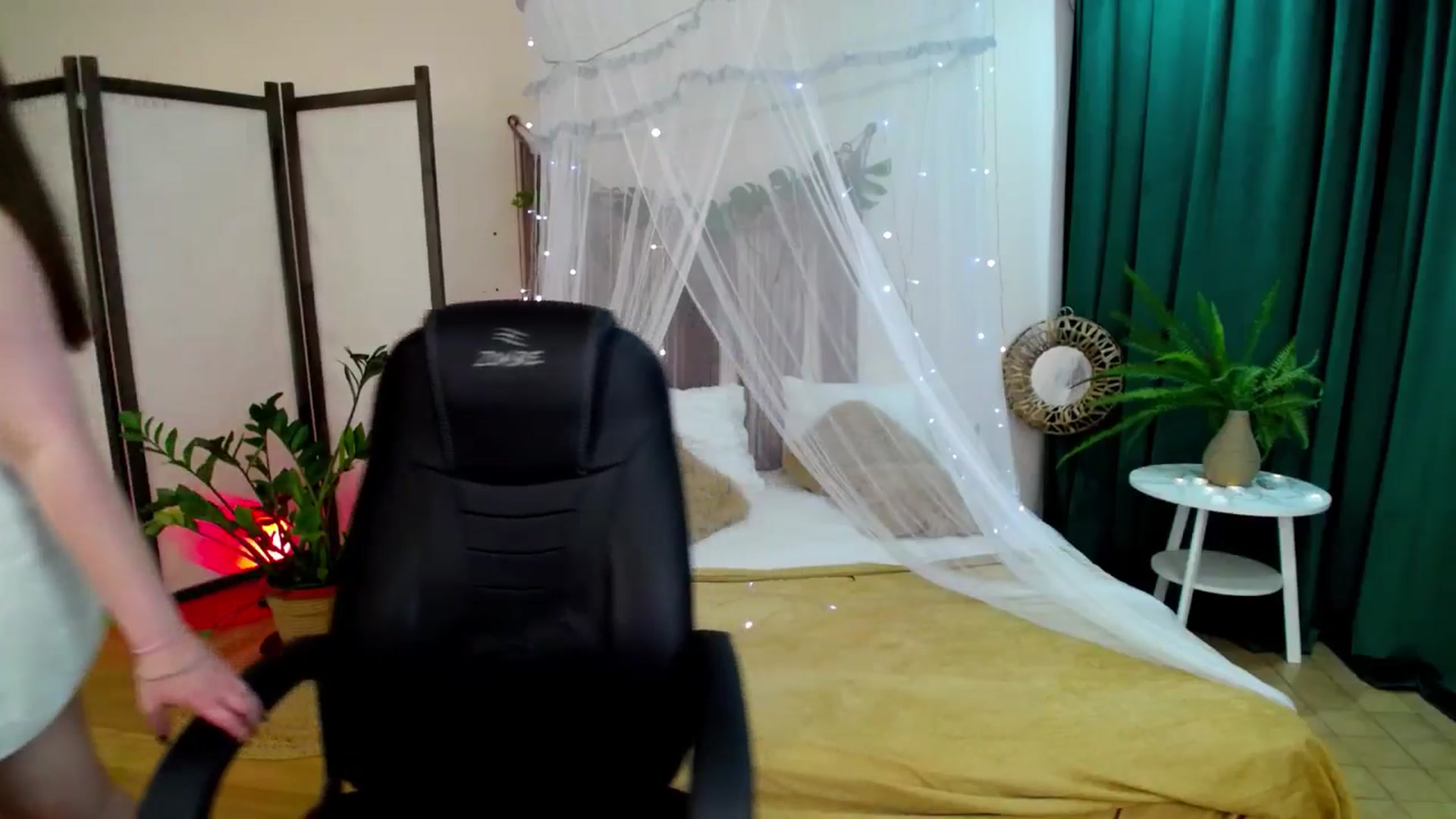 Gallery image thumbnail from AdmireMyEyes's myfreecams stream on, 06/06/2025, 08:39 image 10 of 20