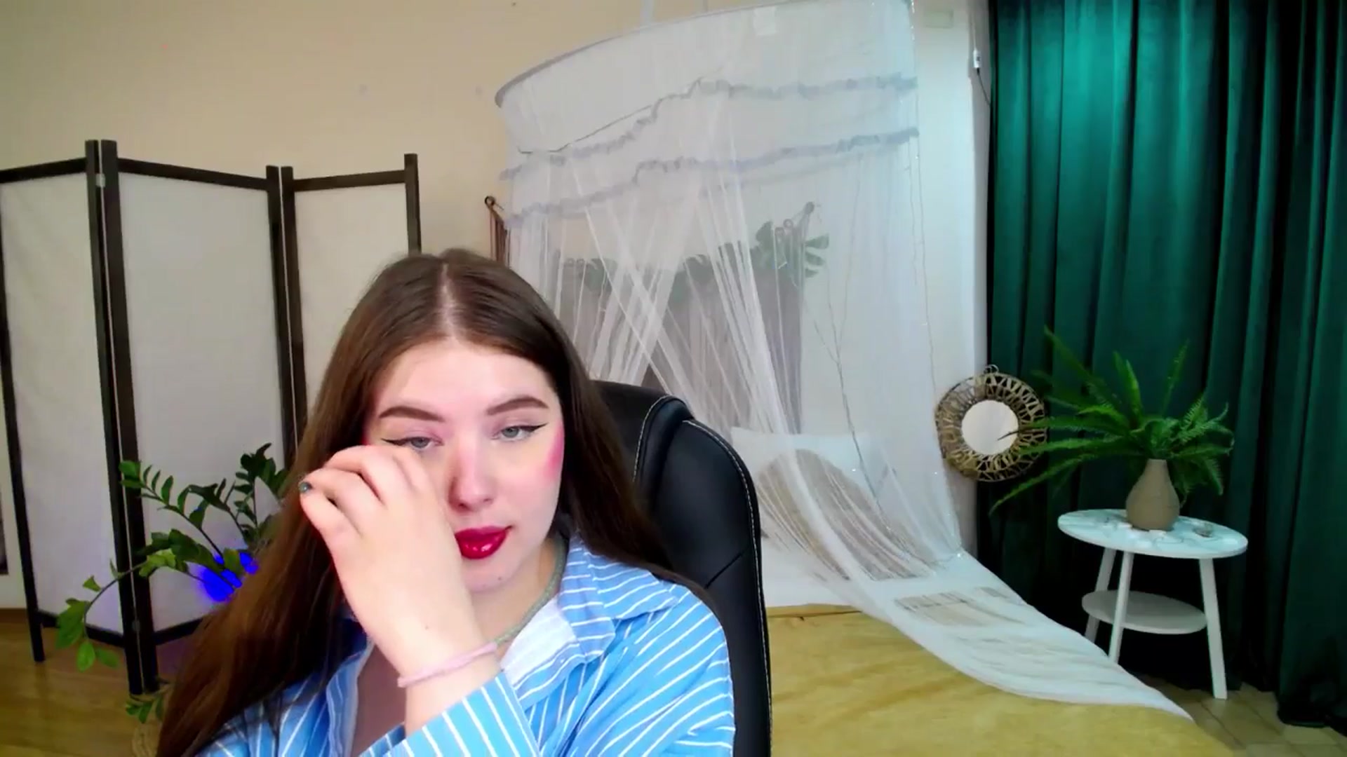 Gallery image thumbnail from AdmireMyEyes's myfreecams stream on, 06/07/2025, 08:41 image 17 of 20