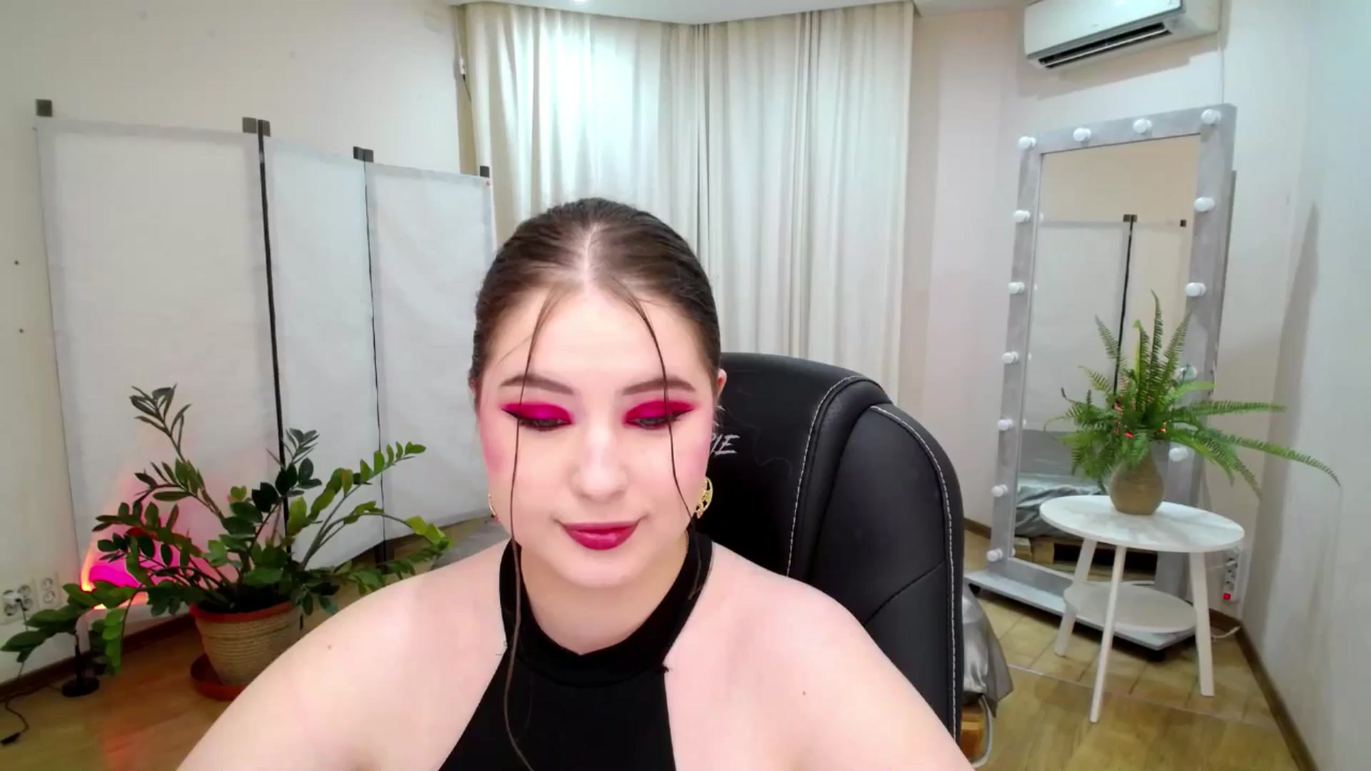 Gallery image thumbnail from AdmireMyEyes's myfreecams stream on, 06/11/2025, 19:08 image 9 of 20