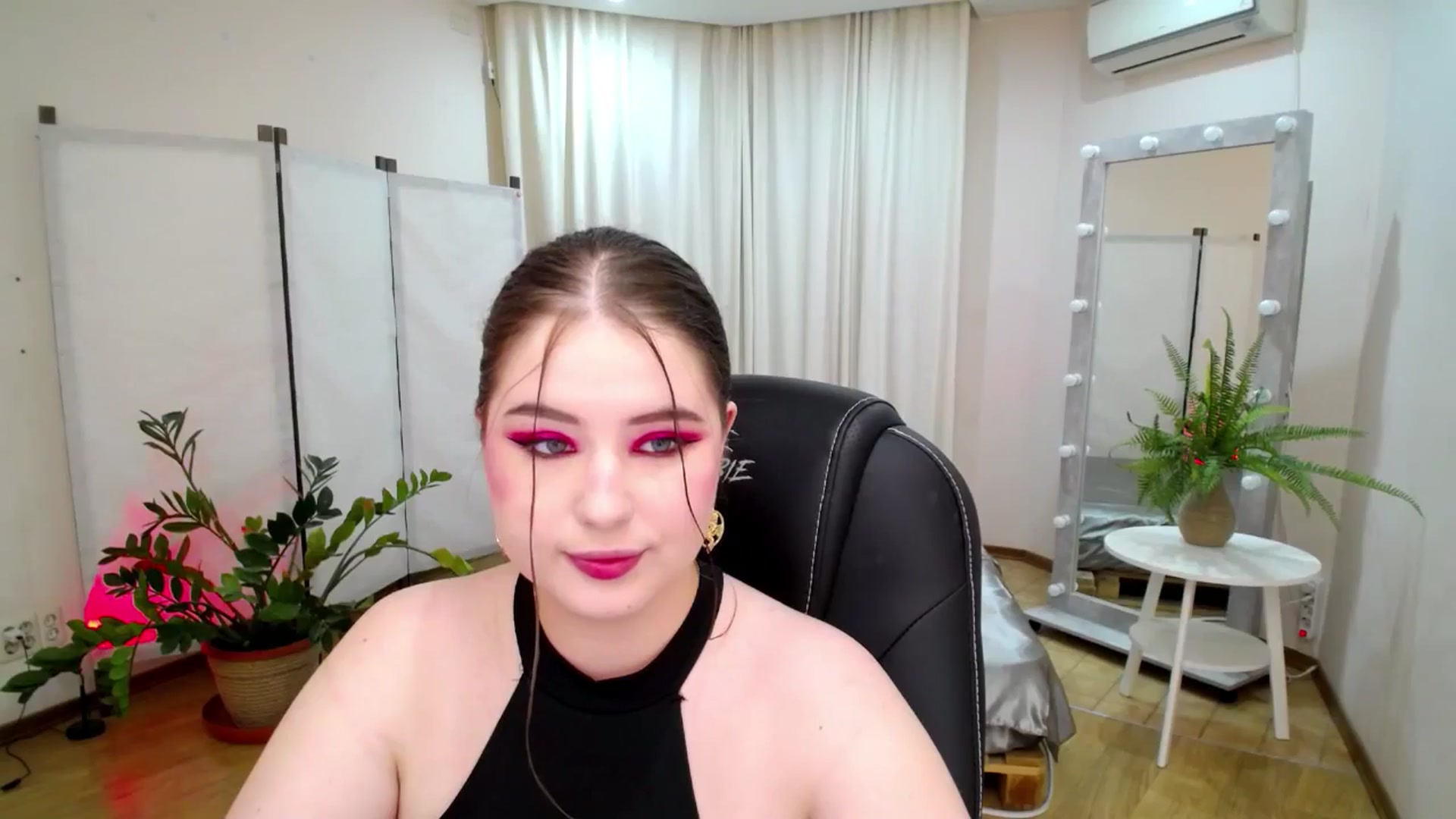 Gallery image thumbnail from AdmireMyEyes's myfreecams stream on, 06/11/2025, 19:08 image 3 of 20