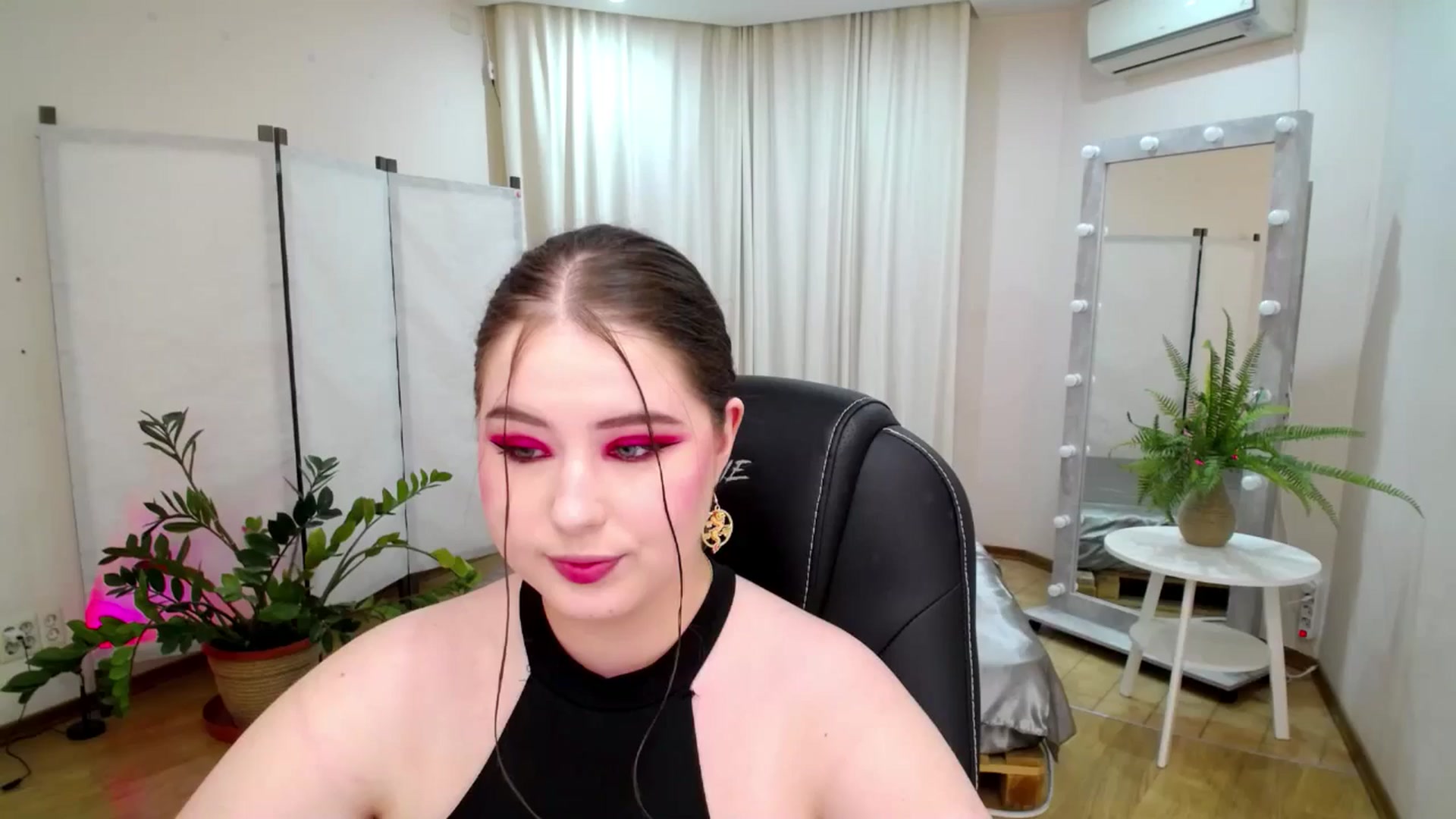 Gallery image thumbnail from AdmireMyEyes's myfreecams stream on, 06/11/2025, 19:08 image 1 of 20