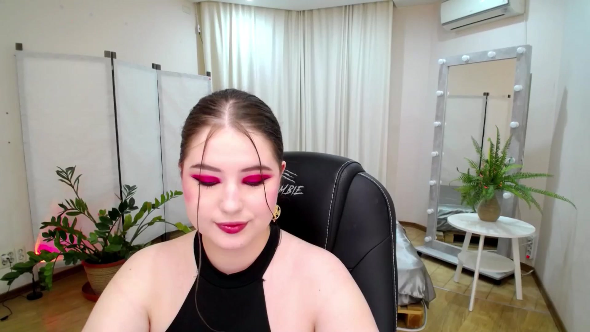 Gallery image thumbnail from AdmireMyEyes's myfreecams stream on, 06/11/2025, 19:08 image 6 of 20