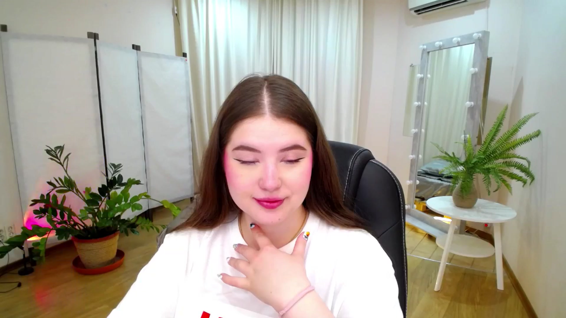 Gallery image thumbnail from AdmireMyEyes's myfreecams stream on, 06/14/2025, 18:31 image 5 of 20