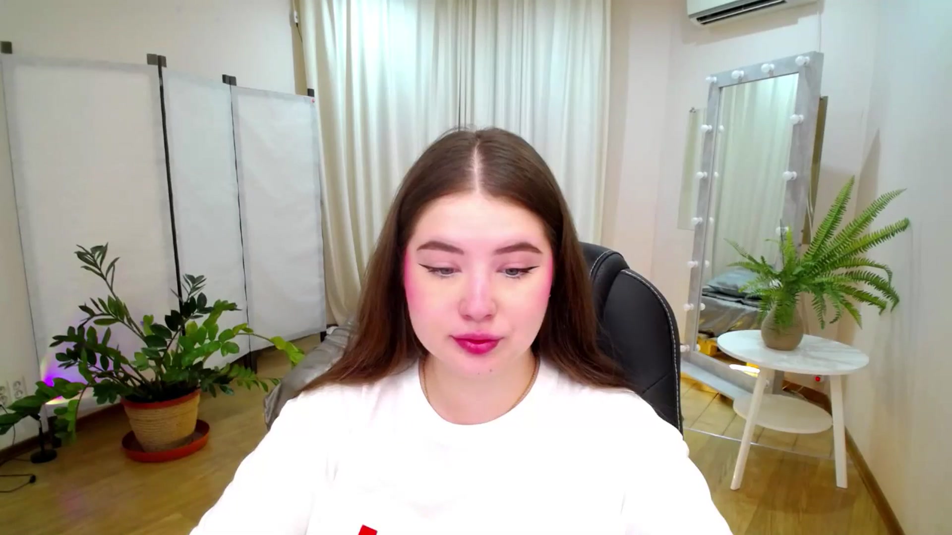Gallery image thumbnail from AdmireMyEyes's myfreecams stream on, 06/14/2025, 18:31 image 2 of 20