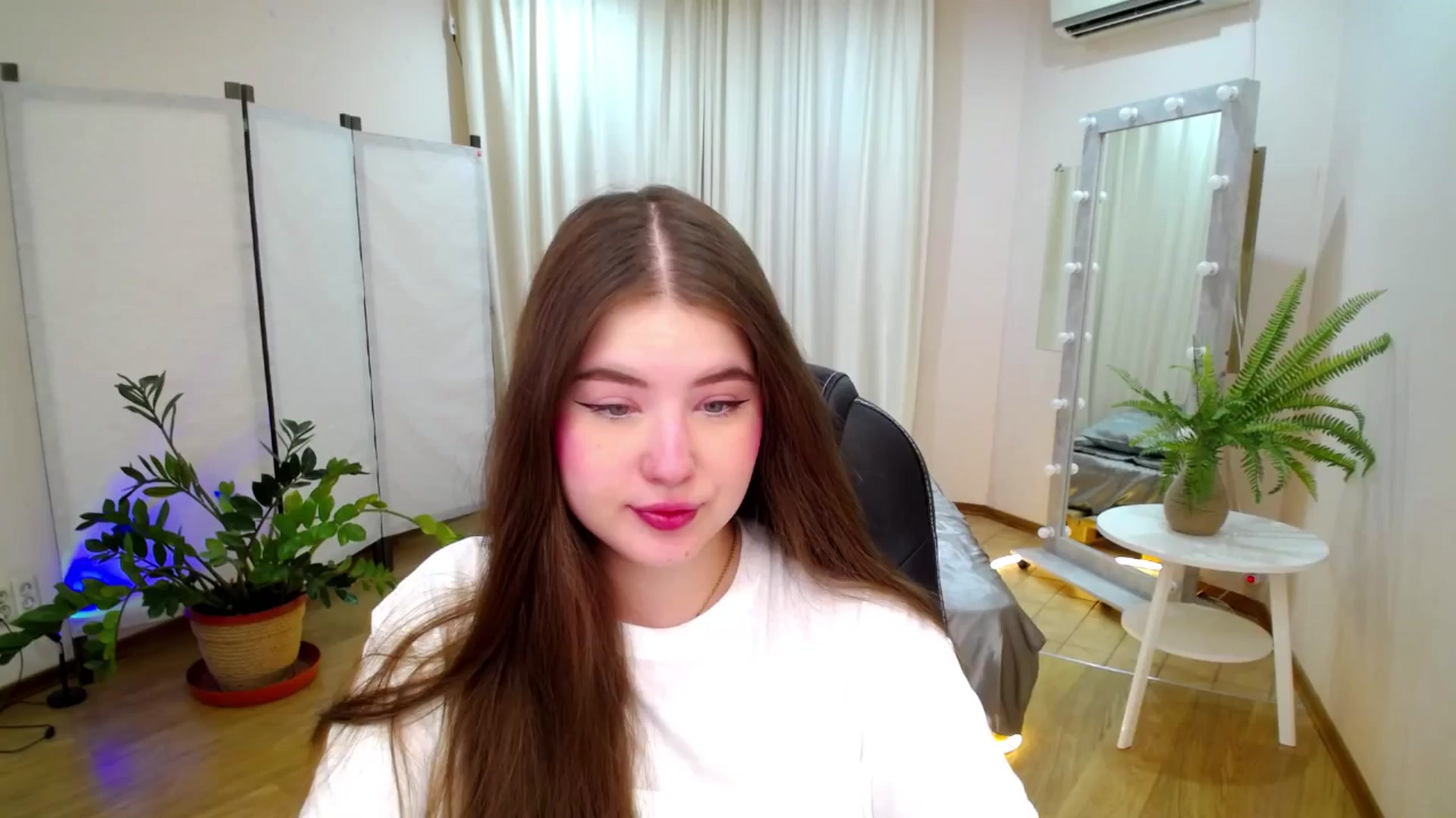 Gallery image thumbnail from AdmireMyEyes's myfreecams stream on, 06/14/2025, 18:31 image 11 of 20