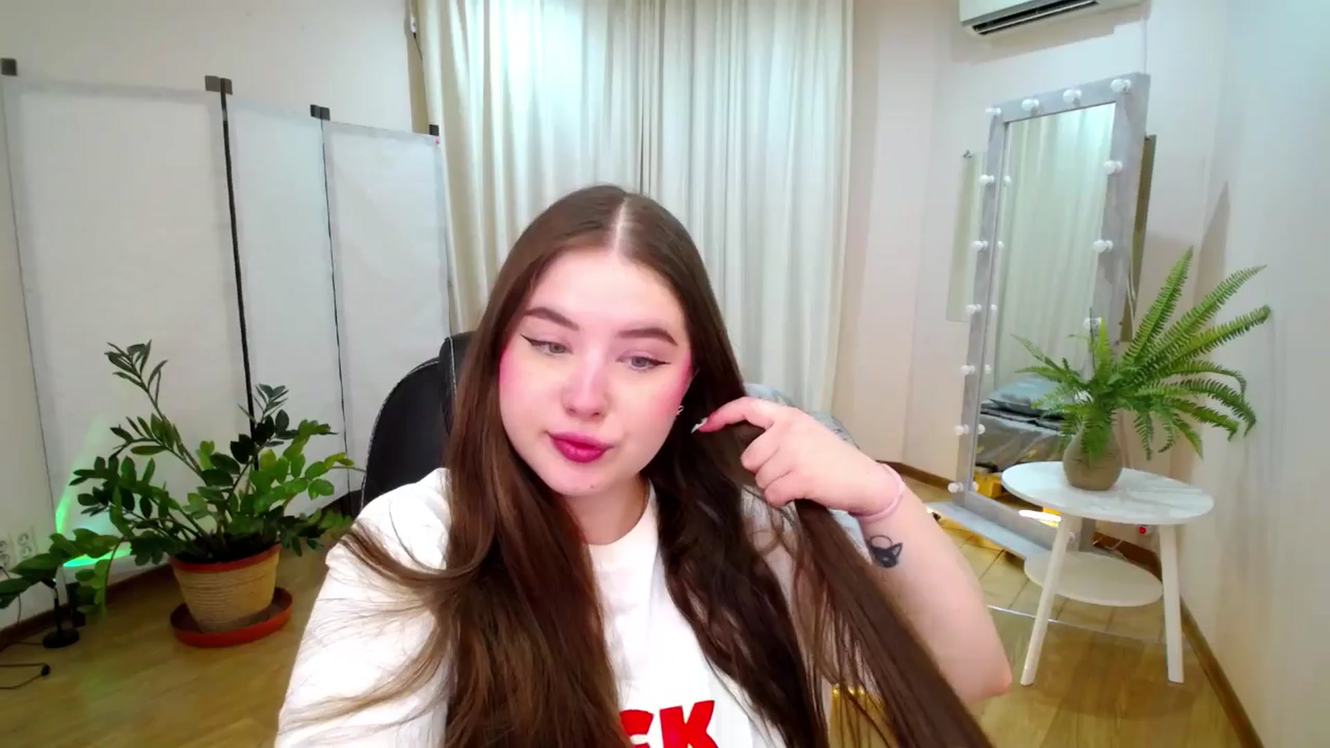 Gallery image thumbnail from AdmireMyEyes's myfreecams stream on, 06/14/2025, 18:31 image 10 of 20