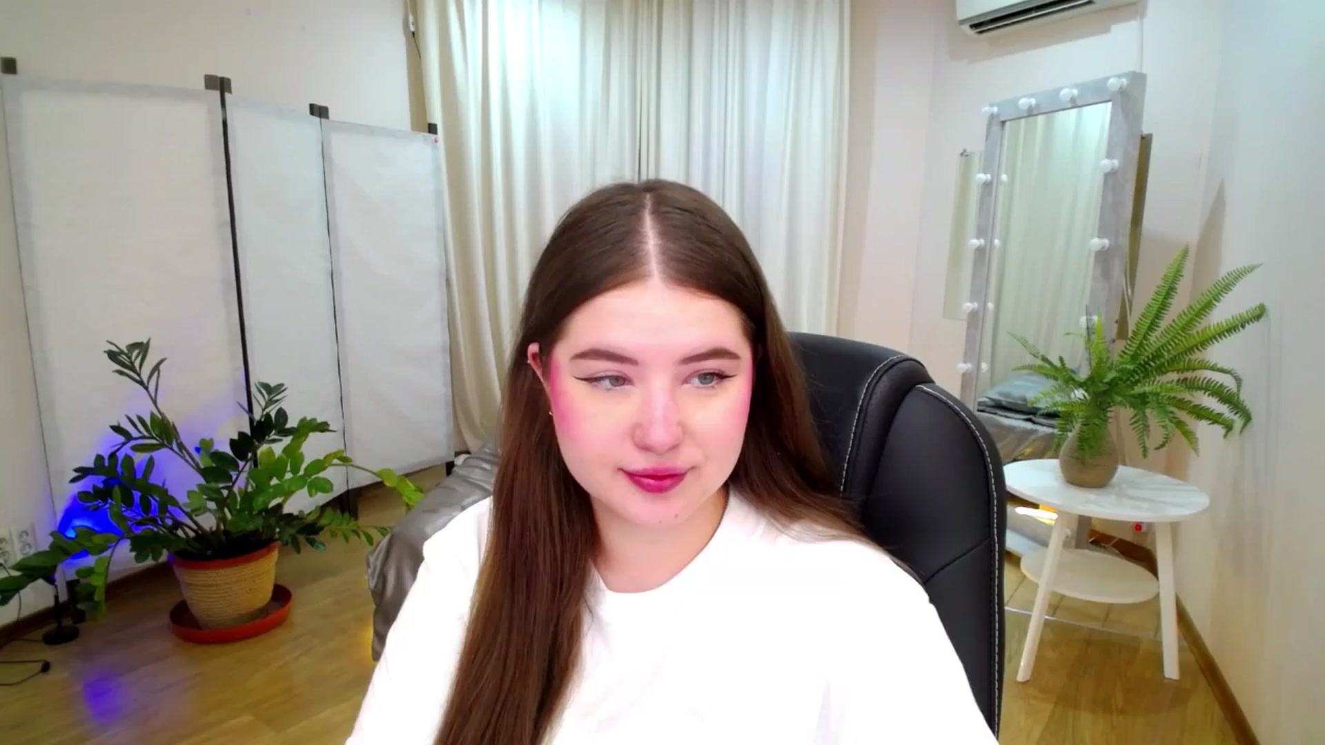 Gallery image thumbnail from AdmireMyEyes's myfreecams stream on, 06/14/2025, 18:31 image 20 of 20
