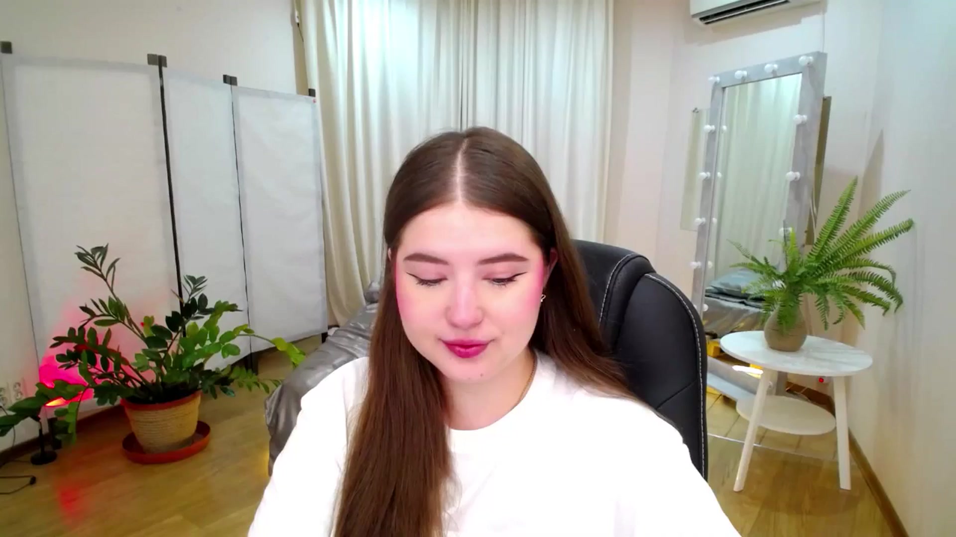 Gallery image thumbnail from AdmireMyEyes's myfreecams stream on, 06/14/2025, 18:31 image 16 of 20