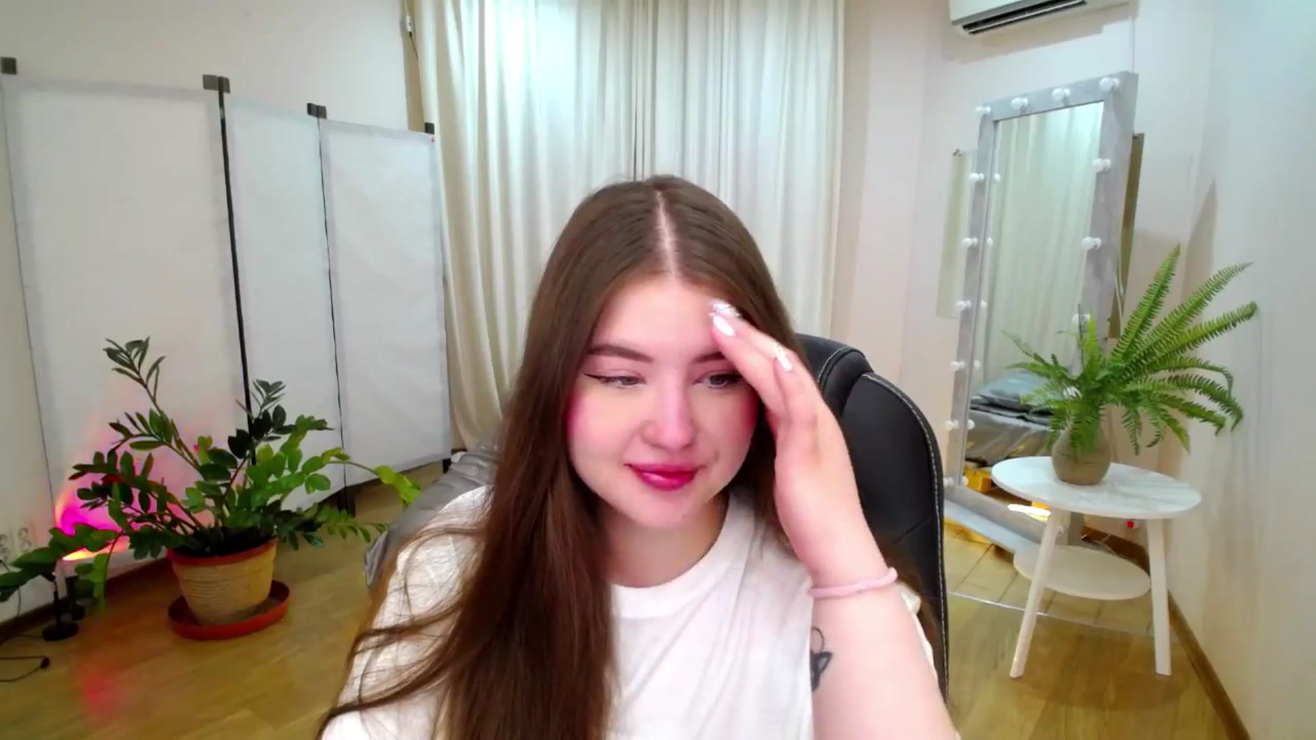 Gallery image thumbnail from AdmireMyEyes's myfreecams stream on, 06/14/2025, 18:31 image 12 of 20