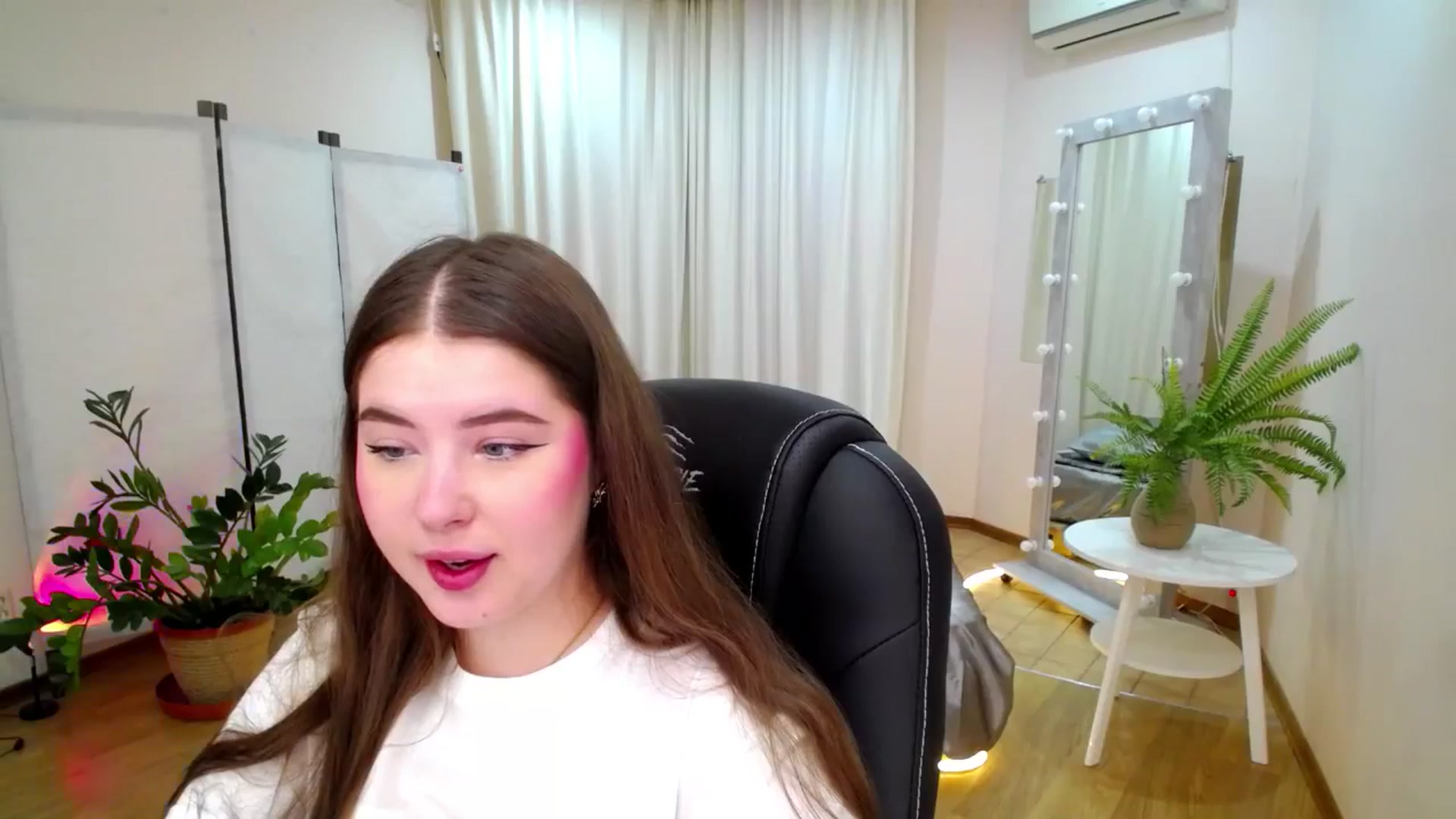 Gallery image thumbnail from AdmireMyEyes's myfreecams stream on, 06/14/2025, 19:26 image 18 of 20