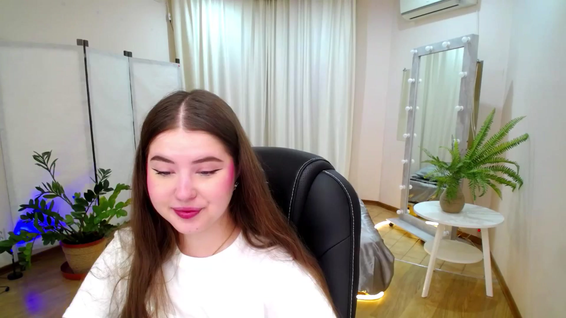 Gallery image thumbnail from AdmireMyEyes's myfreecams stream on, 06/14/2025, 19:26 image 19 of 20