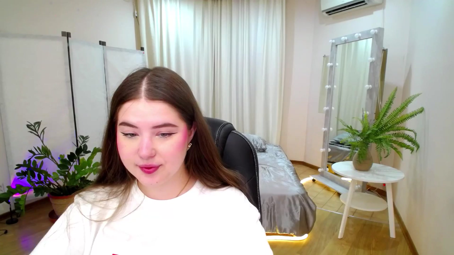 Gallery image thumbnail from AdmireMyEyes's myfreecams stream on, 06/14/2025, 19:26 image 14 of 20