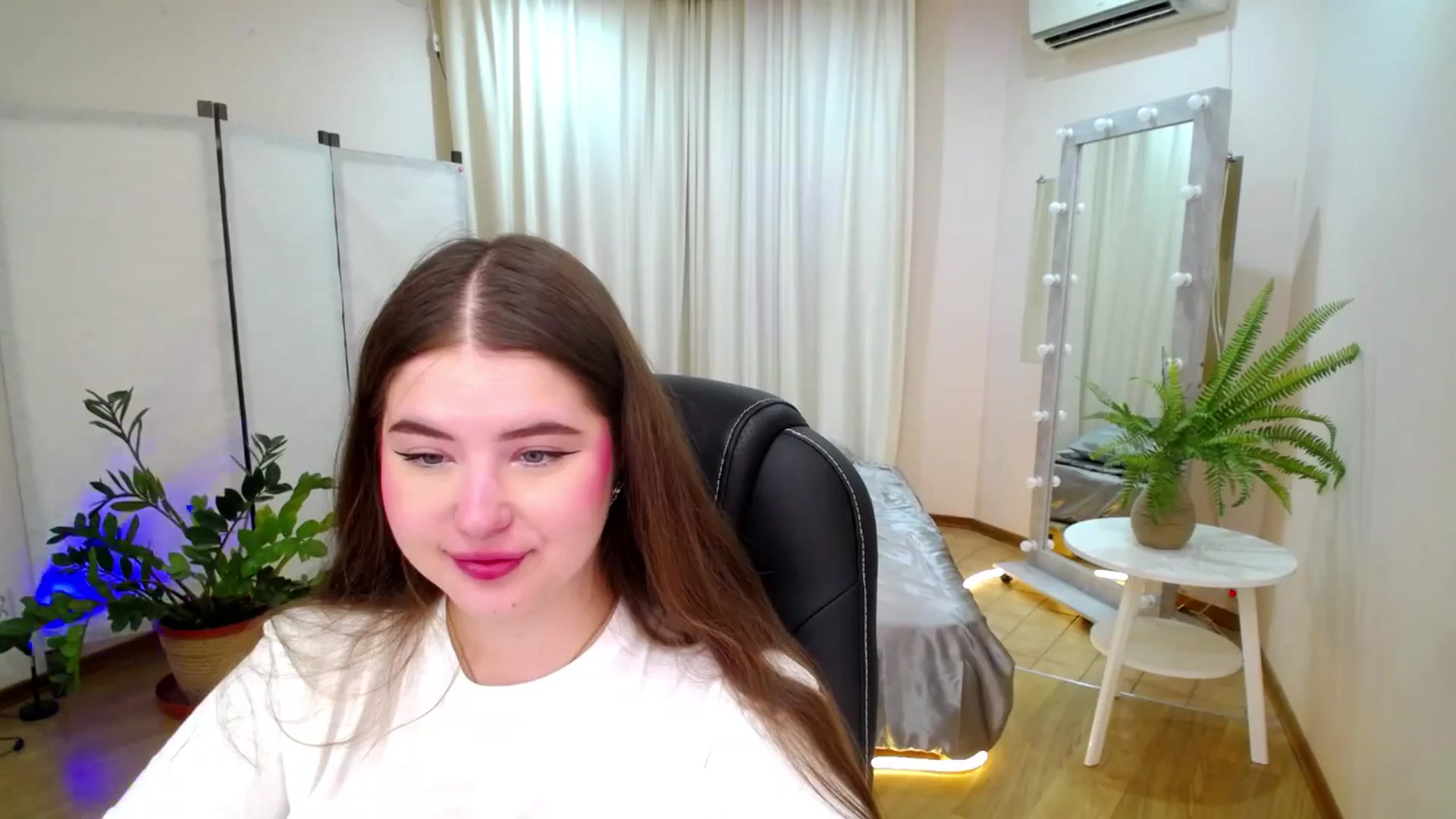 Gallery image thumbnail from AdmireMyEyes's myfreecams stream on, 06/14/2025, 19:26 image 16 of 20