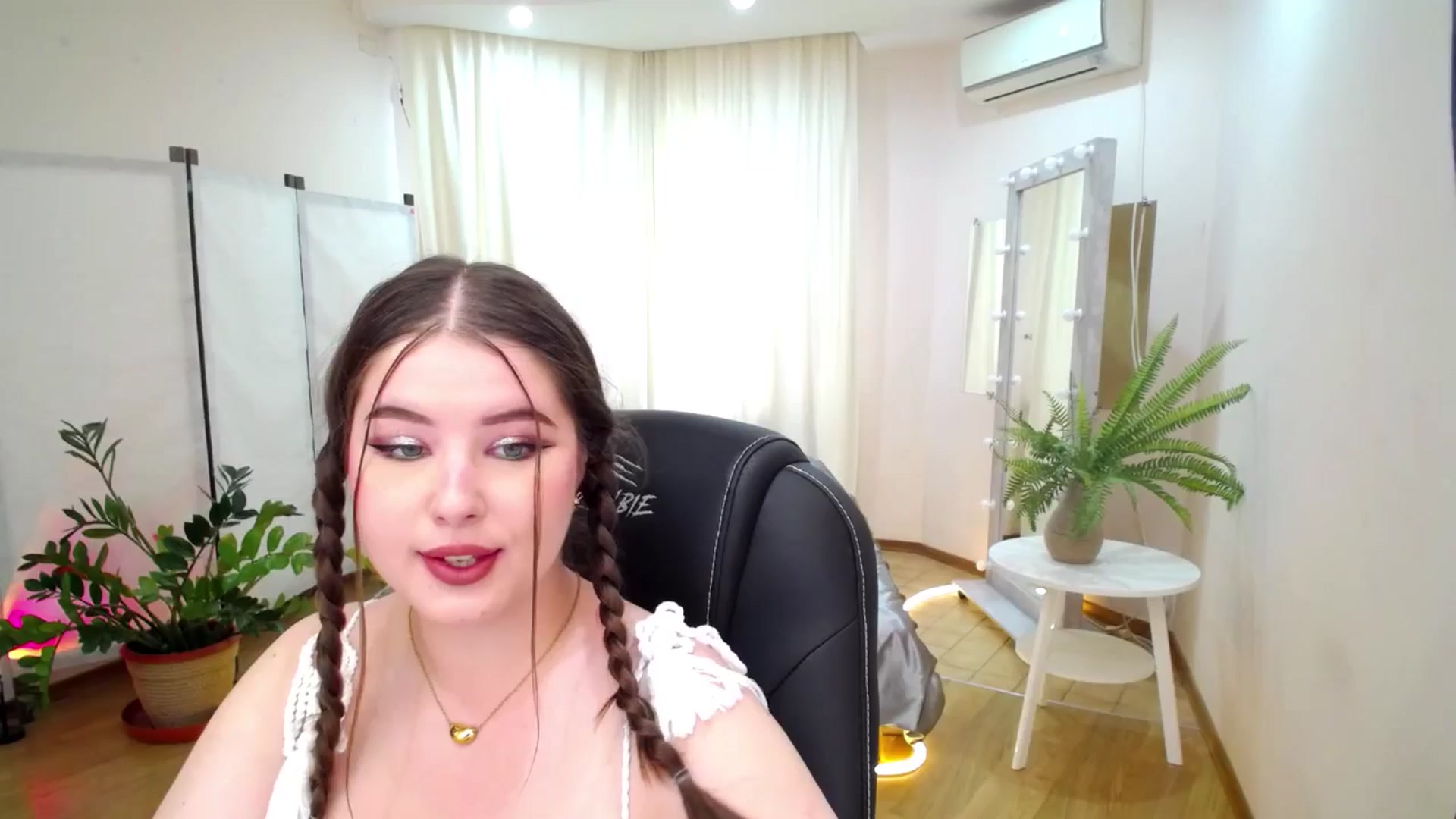 Gallery image thumbnail from AdmireMyEyes's myfreecams stream on, 06/17/2025, 05:46 image 6 of 20