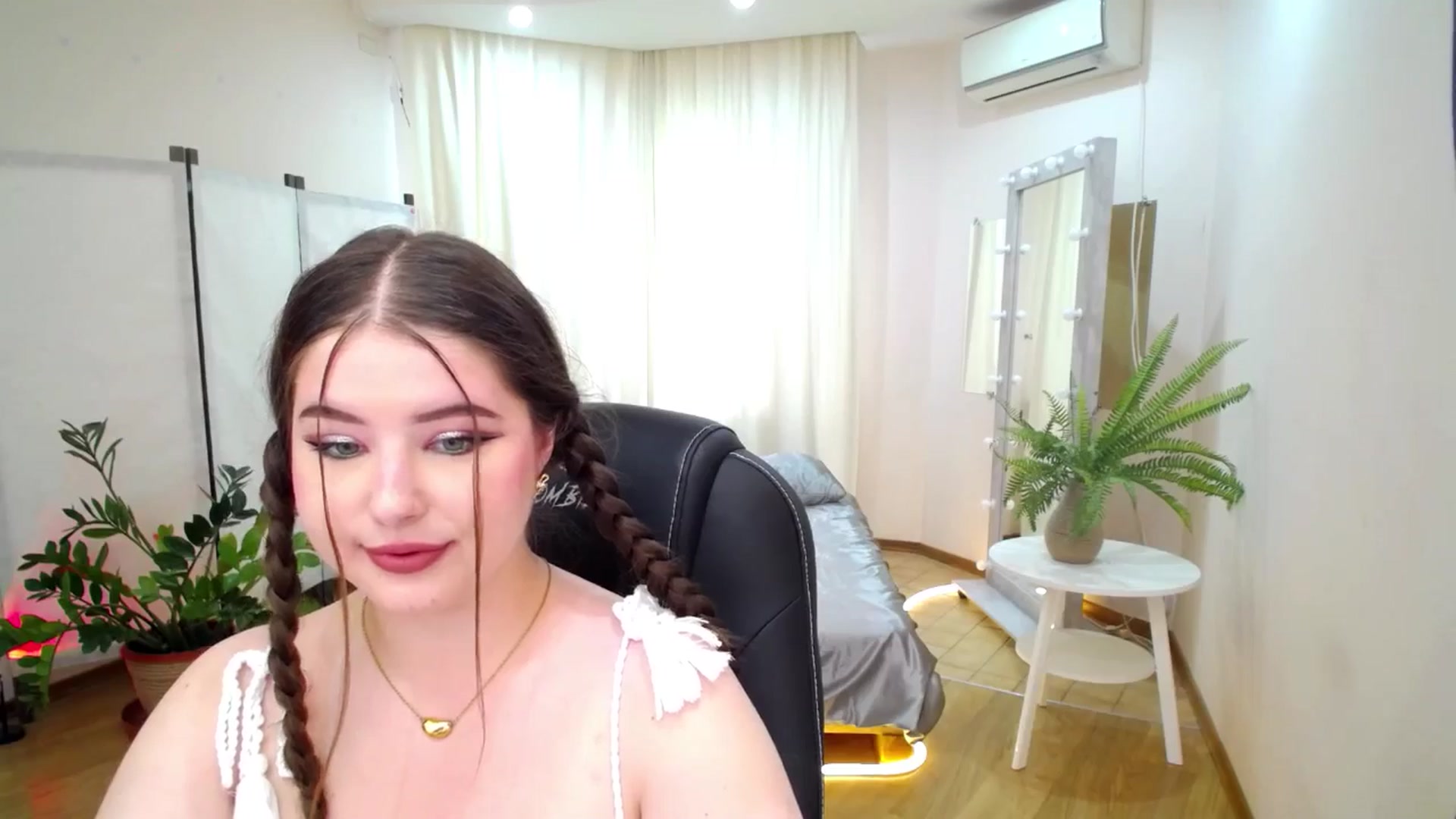 Gallery image thumbnail from AdmireMyEyes's myfreecams stream on, 06/17/2025, 05:46 image 5 of 20