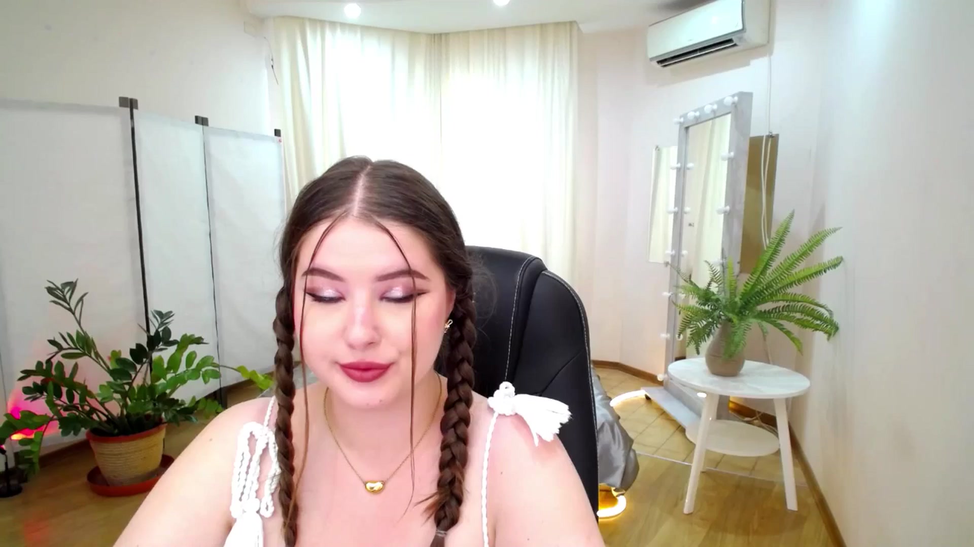 Gallery image thumbnail from AdmireMyEyes's myfreecams stream on, 06/17/2025, 05:46 image 19 of 20