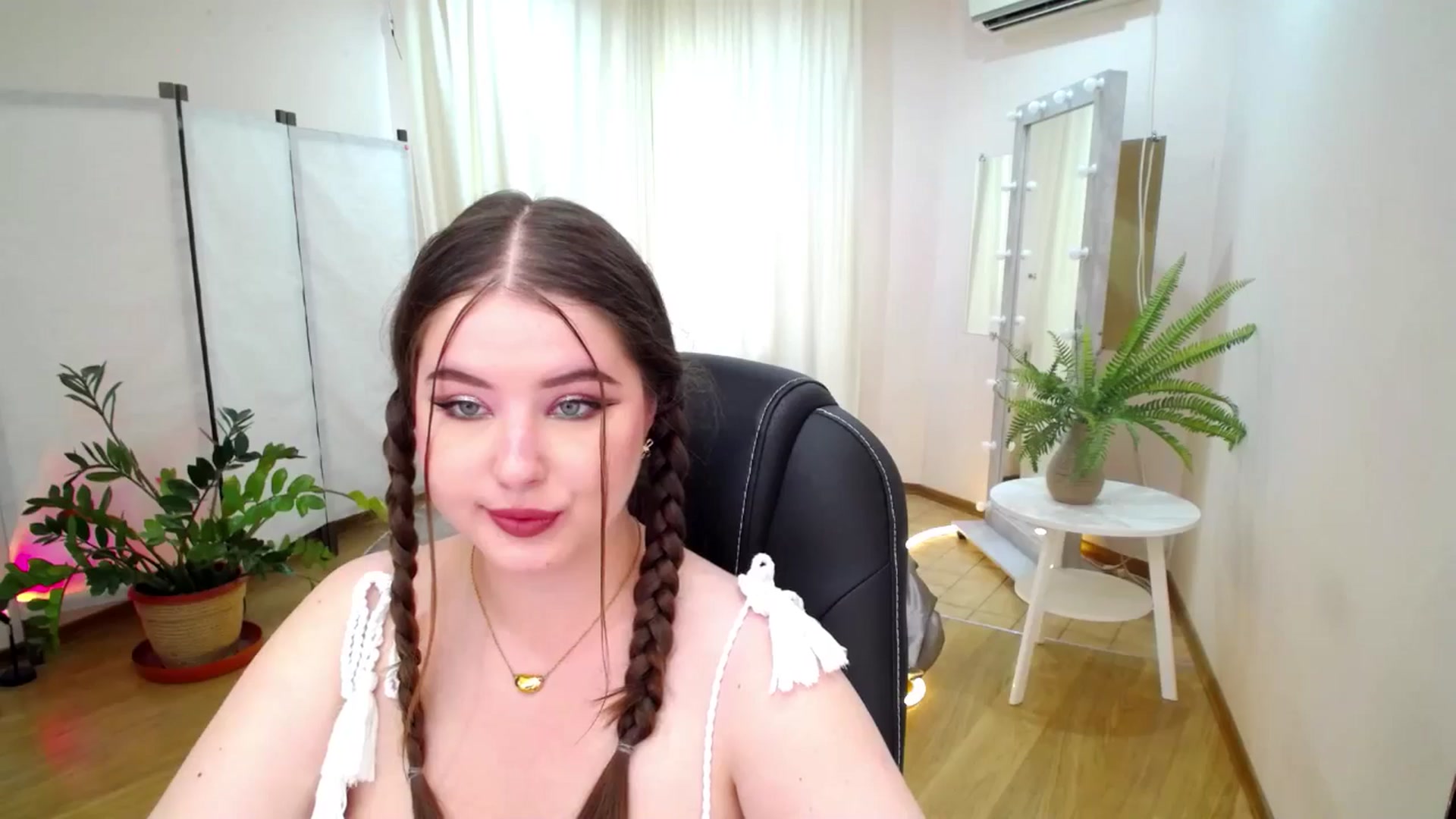 Gallery image thumbnail from AdmireMyEyes's myfreecams stream on, 06/17/2025, 05:46 image 12 of 20