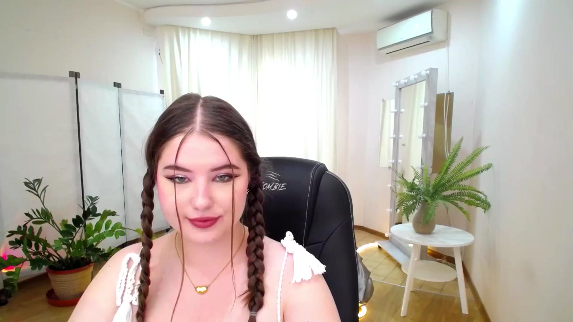 Gallery image thumbnail from AdmireMyEyes's myfreecams stream on, 06/17/2025, 05:46 image 11 of 20