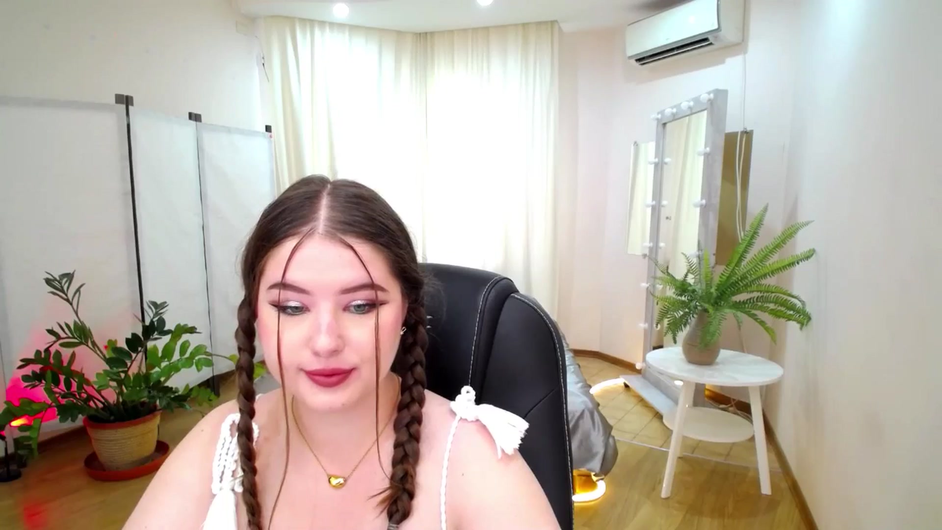 Gallery image thumbnail from AdmireMyEyes's myfreecams stream on, 06/17/2025, 05:46 image 20 of 20