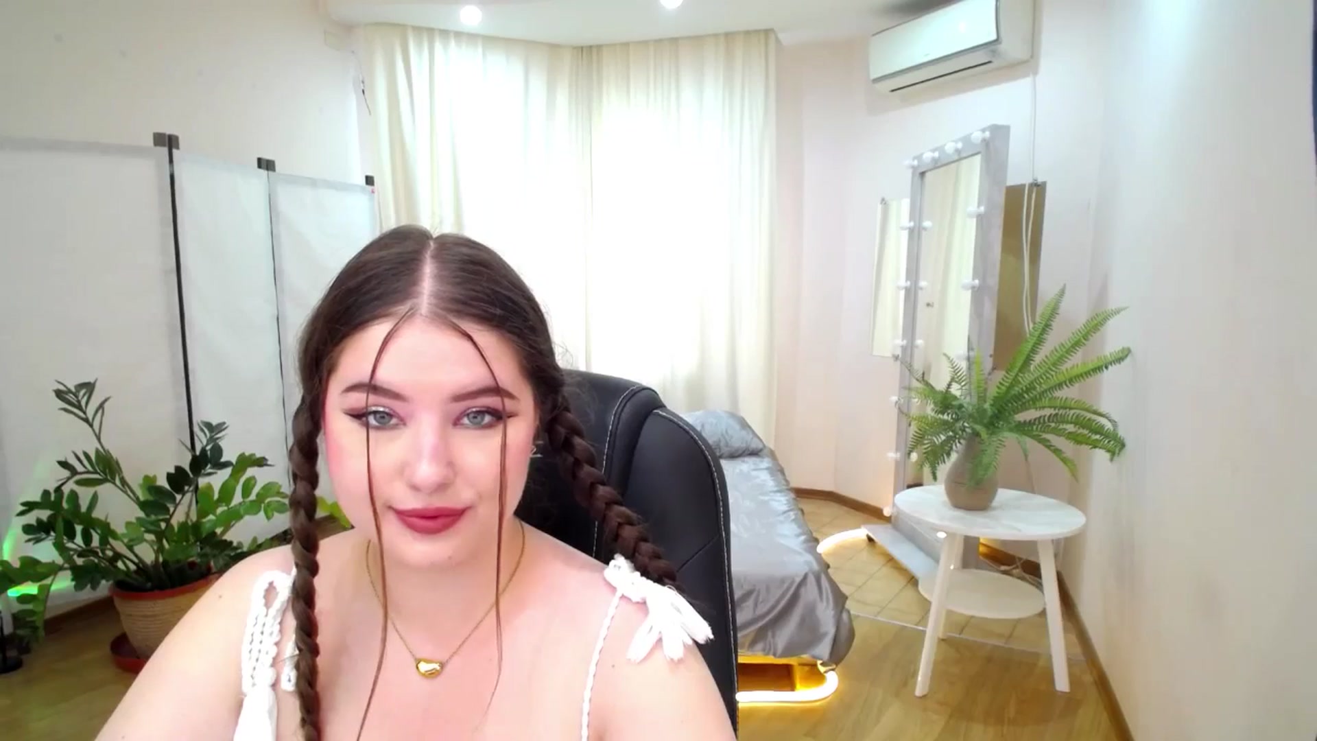 Gallery image thumbnail from AdmireMyEyes's myfreecams stream on, 06/17/2025, 05:46 image 3 of 20